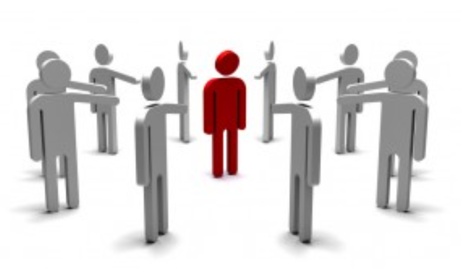 Artículo del blog sobre Acoso Laboral Una figura roja en el centro rodeada de figuras grises que parecen hablar por altavoces.